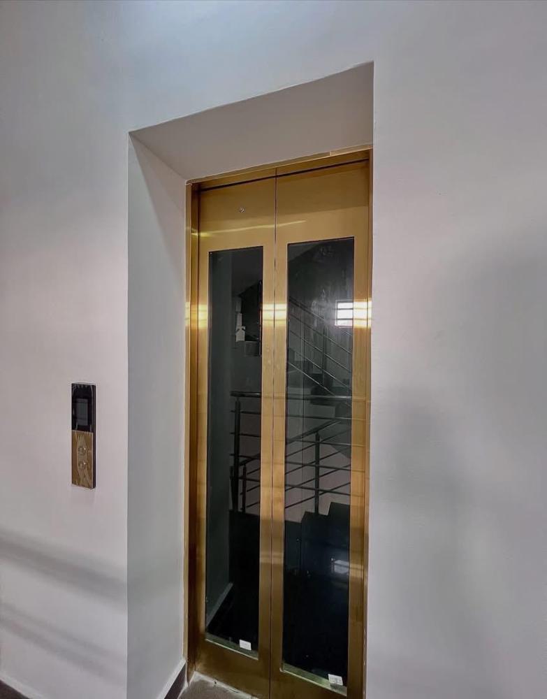 Fully Serviced 2/3 Bedroom Apartment With Elevator at Lekki Phase 1