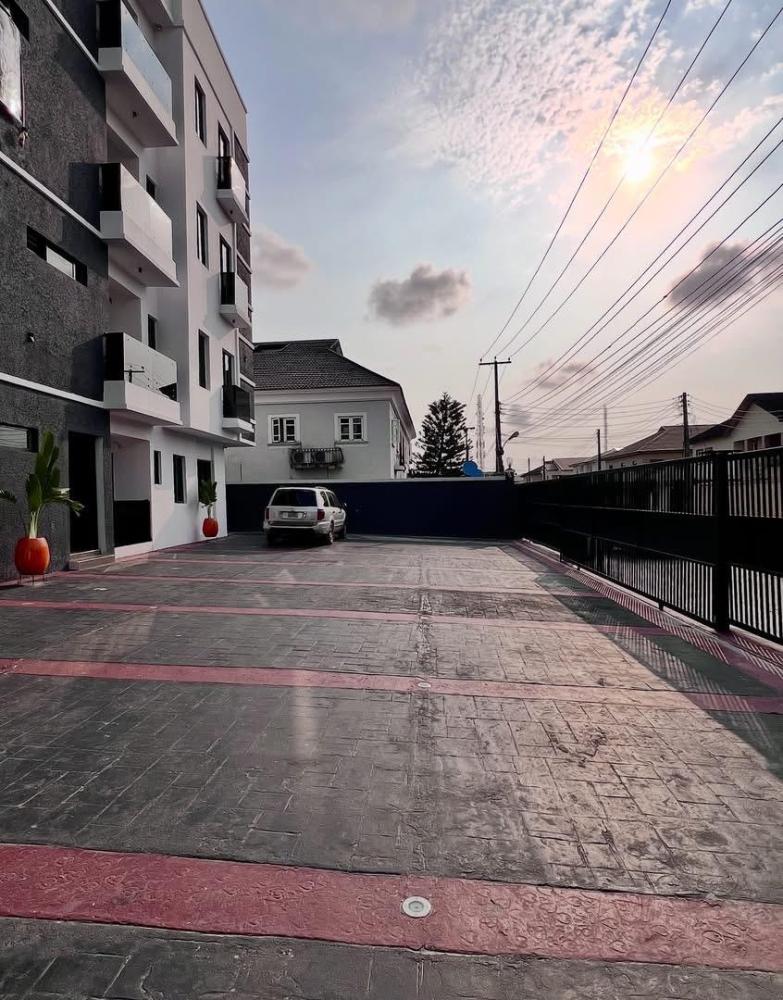 Fully Serviced 2/3 Bedroom Apartment With Elevator at Lekki Phase 1