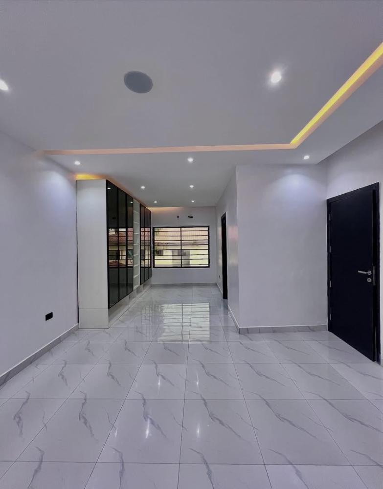 Fully Serviced 2/3 Bedroom Apartment With Elevator at Lekki Phase 1