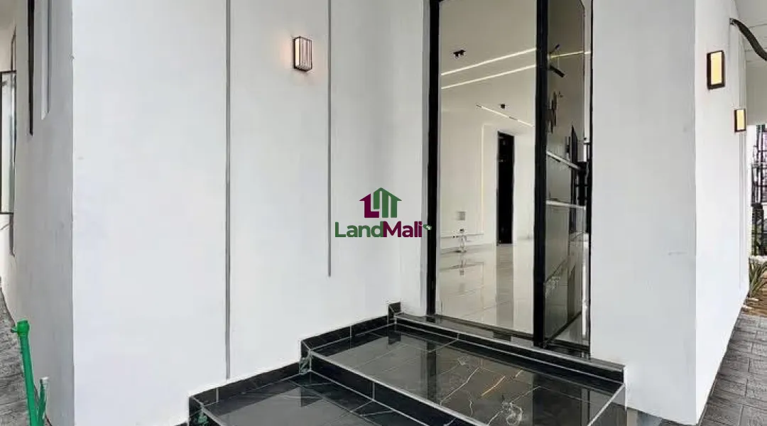 BEDROOM FULLY DETACHED DUPLEX FOR SALE