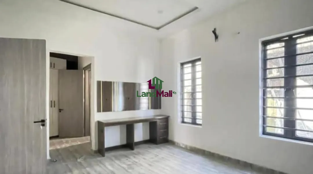 Luxury 5-Bedroom Semi-Detached Home with BQ --