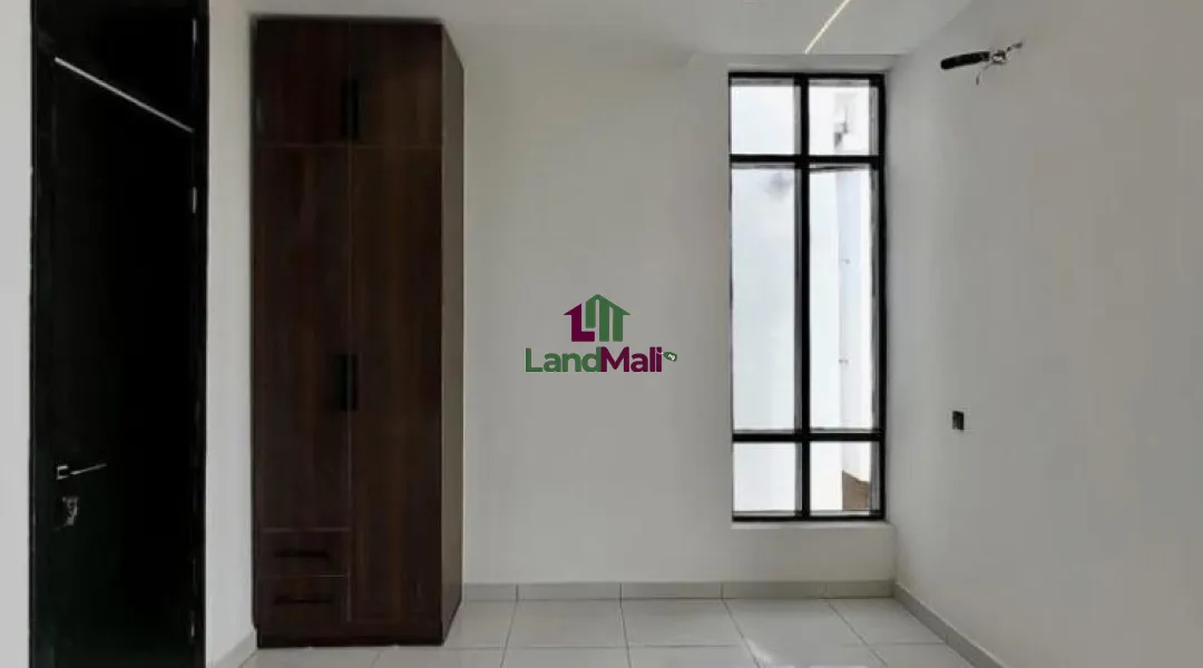 BEDROOM FULLY DETACHED DUPLEX FOR SALE