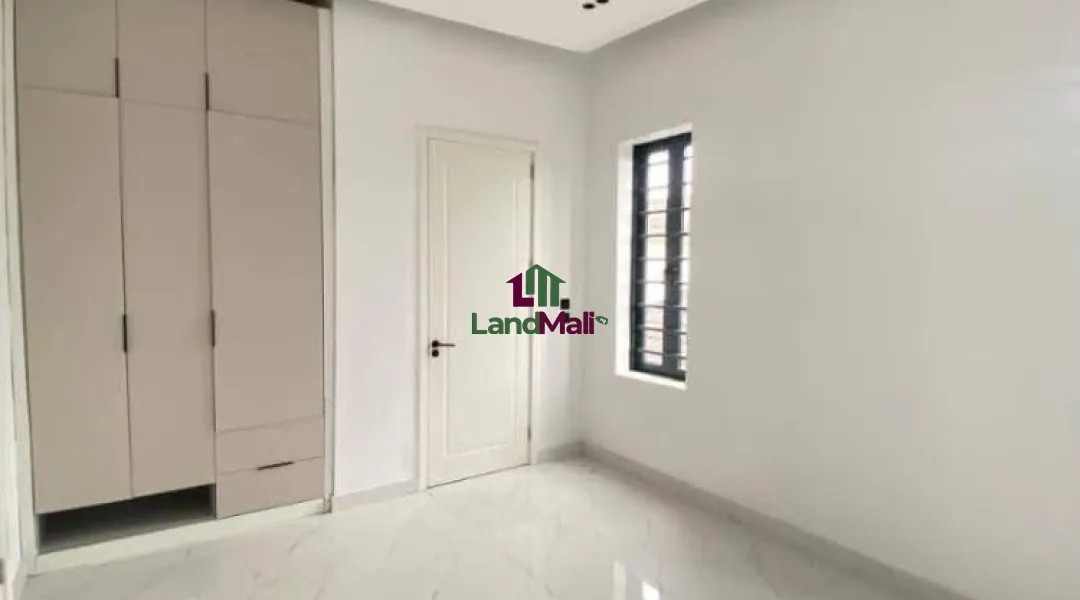 Luxurious 5 Bedroom Fully Detached Duplex with study/gym room, indoor pool, bq, Ante room, parking space for about 4 cars