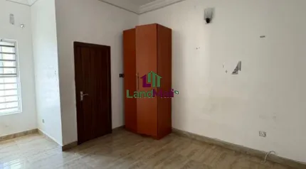 2 unit  room upstairs available for rent in a shared apartment