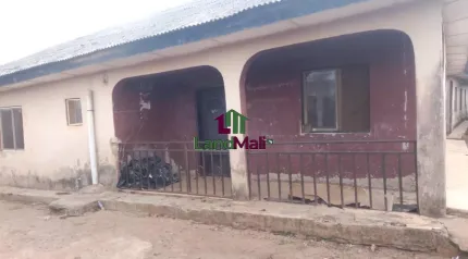 1 unit of 3 bedroom apt 10 unit of self con 4 units of 1 bedroom Apt