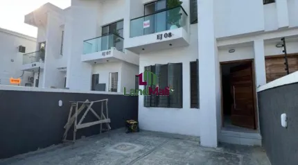 3 BEDROOM APARTMENT WITH BQ (UPSTAIRS UNIT