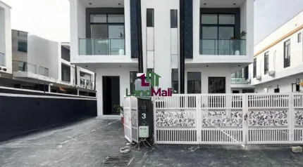 FOR SALE: Spacious 4 Bedroom semi detached duplex