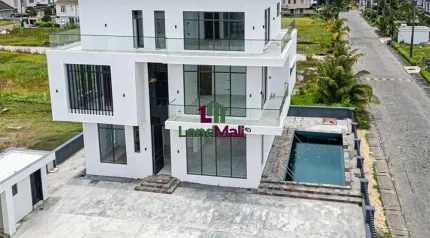 Well Built 5 Bedroom Fully detached  Duplex with  Swimming Pool and Bq  📍Location: OSAPA LONDON