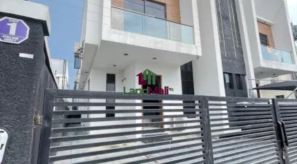 4-bedroom semi-detached house with BQ is available with furniture included. The property also comes with 10 solar panels installed on the roof.