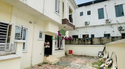 4 Bedrom semi detached duplex  With ba Available for rent 