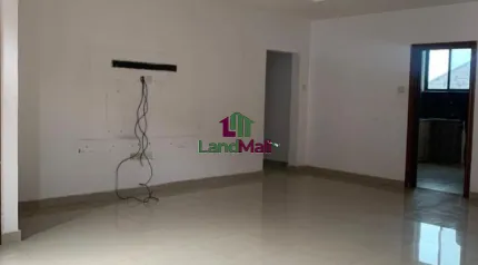 Well maintained 3 bedroom flat on the 2nd floor within a service Mini Estate.