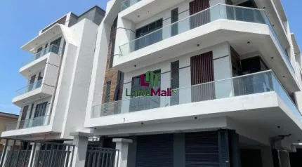 LUX 2BDR APARTMENT + BOYS QUARTERS +  ELEVATOR + SWIMMING POOL  + AMPLE PARKING IN A WELL SECURED AND  CALM  ESTATE IN ONIRU - VICTORIA ISLAND  - LAGOS.