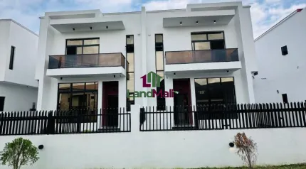 4 bedroom Fully detached duplex