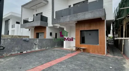 Luxurious 4 Bedroom Fully detached  with BQ and pool