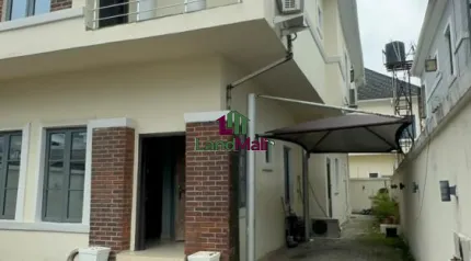 A personal/ self compound  3 bedroom semi detached duplex at chevron  Rent 10m …9m can fly