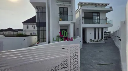 Exquisitely Detailed 5 Bedroom Fully Detached with Private Swimming Pool