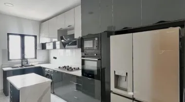 LEKKI PHASE 1 | 2 BED + BQ | N290M📌 FULLY SERVICED 2 BEDROOM APARTMENT PLUS BQ WITH ELEVATOR, SWIMMING POOL, GYM , FULLY FITTED KITCHEN &amp; FITTED BQ FOR SALE