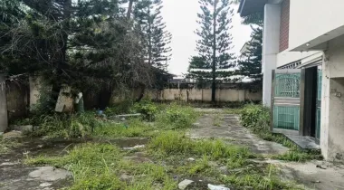 FOR  LONG LEASE.   Location:   Victoria Island  A 5 bedroom semi detached house with bq on sitting on 1200 SQM