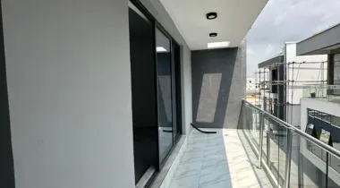 4 BEDROOM TERRACE DUPLEX WITH SWIMMING POOL AT IKATE LEKKI LAGOS FOR SALE