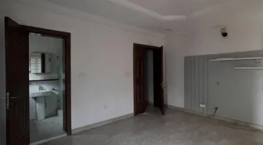 SELF SERVICED 3 BEDROOM UPPER FLOOR