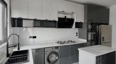 LEKKI PHASE 1 | 2 BED + BQ | N290M📌 FULLY SERVICED 2 BEDROOM APARTMENT PLUS BQ WITH ELEVATOR, SWIMMING POOL, GYM , FULLY FITTED KITCHEN &amp; FITTED BQ FOR SALE