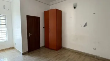 2 unit  room upstairs available for rent in a shared apartment