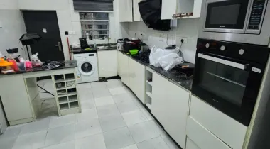 Single room downstairs for rent in the very secured Ikota Villa estate.