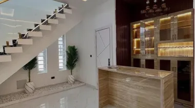 5 Bedroom Detached Apartment