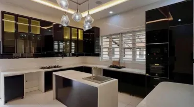 5 Bedroom Detached Apartment