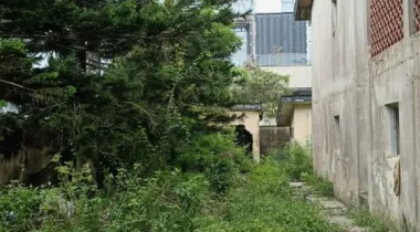 FOR  LONG LEASE.   Location:   Victoria Island  A 5 bedroom semi detached house with bq on sitting on 1200 SQM