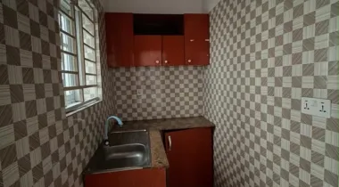 A spacious room self-con A spacious room self-con