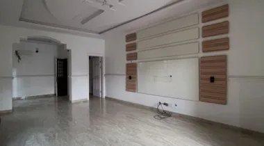 SELF SERVICED 3 BEDROOM UPPER FLOOR