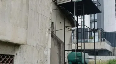 FOR  LONG LEASE.   Location:   Victoria Island  A 5 bedroom semi detached house with bq on sitting on 1200 SQM