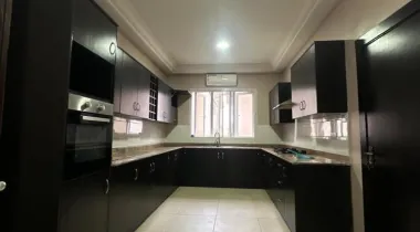 PROPERTY TYPE:* 3 Bedroom apartment: