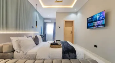 A Spacious Luxury 1 bedroom with PS5, Balcony &amp; Snooker Board*