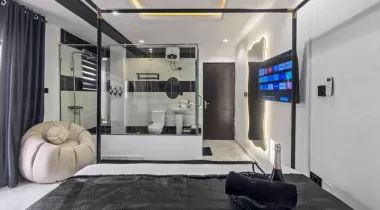 Spacious Luxury 1 bedroom with PS5, 2 Balconies &amp; Private Golf Area