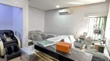 Office/ Shop Space Available For RENT and Located at Lekki phase 1.