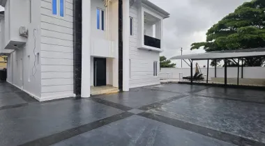 A luxurious 5 bedroom fully detached duplex with Bq