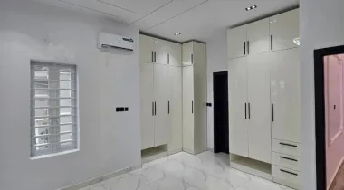 A luxurious 5 bedroom fully detached duplex with Bq