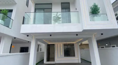 STYLISHLY BUILT 6 BEDROOM FULLY DETACHED DUPLEX WITH A ROOM BOYS QUARTER IS AVAILABLE FOR SALE AT CHEVRON,  LEKKI LAGOS.*