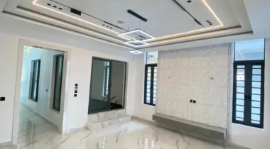 STYLISHLY BUILT 6 BEDROOM FULLY DETACHED DUPLEX WITH A ROOM BOYS QUARTER IS AVAILABLE FOR SALE AT CHEVRON,  LEKKI LAGOS.*