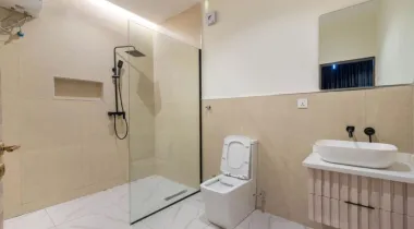 Book this cozy and cute 🥰 2 bedroom apartment  With a suspended pool 🏊‍♀️ ,  gym