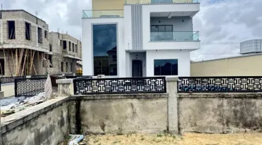 LUXURY 5BEDROOM FULLY DETACHED DUPLEX FOR SALE.