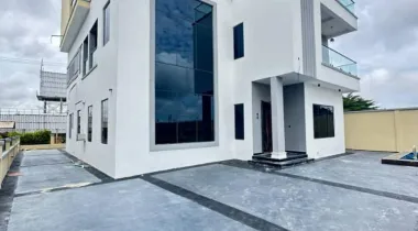 LUXURY 5BEDROOM FULLY DETACHED DUPLEX FOR SALE.