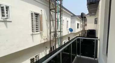 – 5 BEDROOM FULLY DETACHED DUPLEX