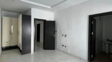 – 5 BEDROOM FULLY DETACHED DUPLEX