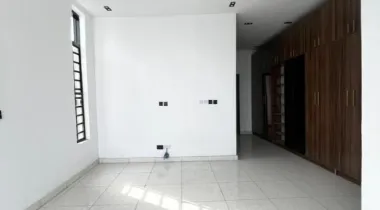FOR SALE: Spacious 4 Bedroom semi detached duplex
