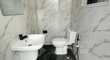 BRAND NEW SERVICED 2BED TO LET LET IN IKATE AREA OM THE ISLANS IN LEKKI