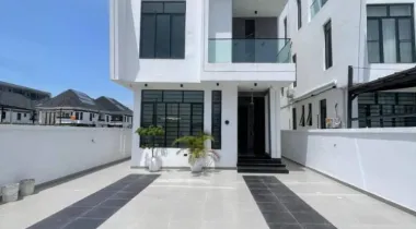 LUXURY 5BEDROOM FULLY DETACHED DUPLEX FOR SALE.