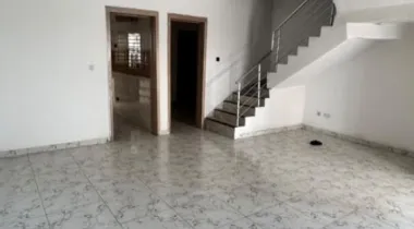 SPACIOUS 4 BEDROOM TERRACE DUPLEX
